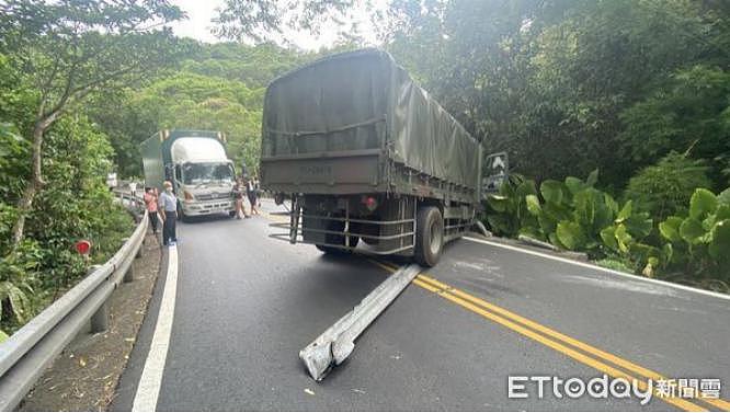 台湾一军用卡车突然失控撞上护栏横在路中，一度双向交通管制 - 2