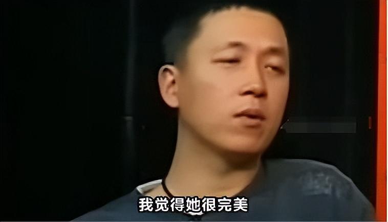 44岁董洁西宁被偶遇，地下通道打赏街头艺人，身材矮小素颜显幼态 - 21