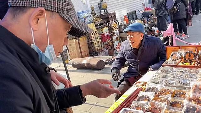 90 岁知名相声演员在天津街头摆摊，获众人围观 - 5
