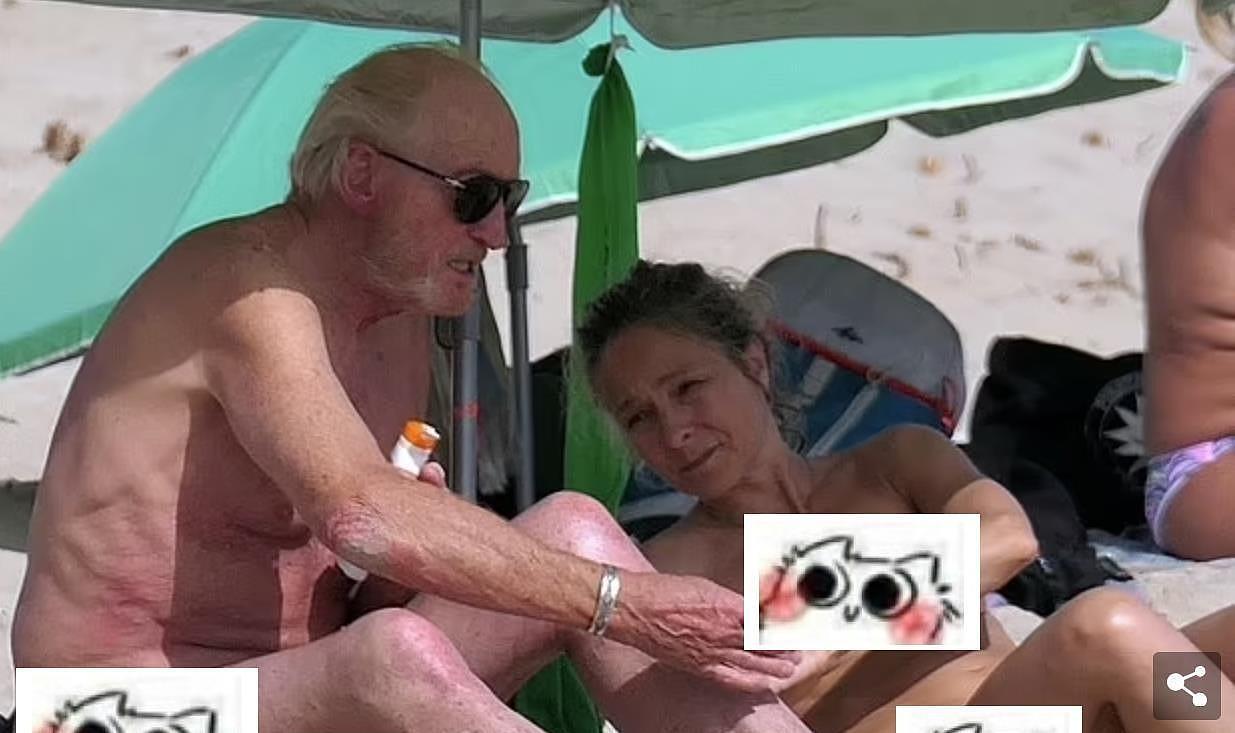 全裸在海滩上沐浴阳光，演员查尔斯·丹斯与小22岁的女友激情四射 - 5
