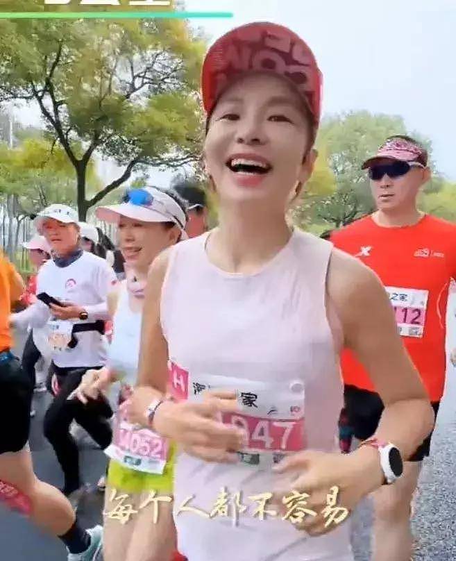 央视主持人朱迅参加马拉松，50岁身穿粉衣显年轻，抗癌多年状态却更好 - 4