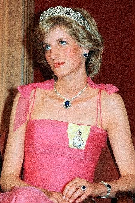 土豪的沙特王室：送戴安娜蓝宝石5件套，送卡米拉两套红宝石项链 - 13