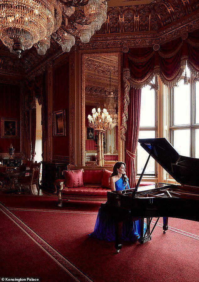 41 岁凯特王妃意外“亮相”欧歌赛，弹钢琴惊艳观众，被赞如此高贵 - 2
