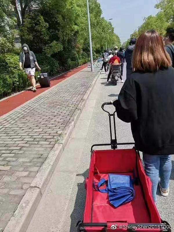 上海重现 80 年代街景！二轮车称霸街头，扁担成购物神器！笑出眼泪… - 13