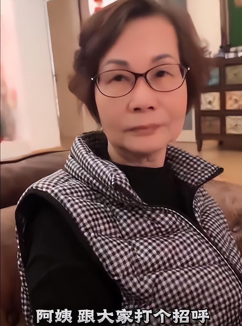 周海媚80岁老母亲露面，姐姐和弟弟现身，家人带六六回到北京别墅 - 3