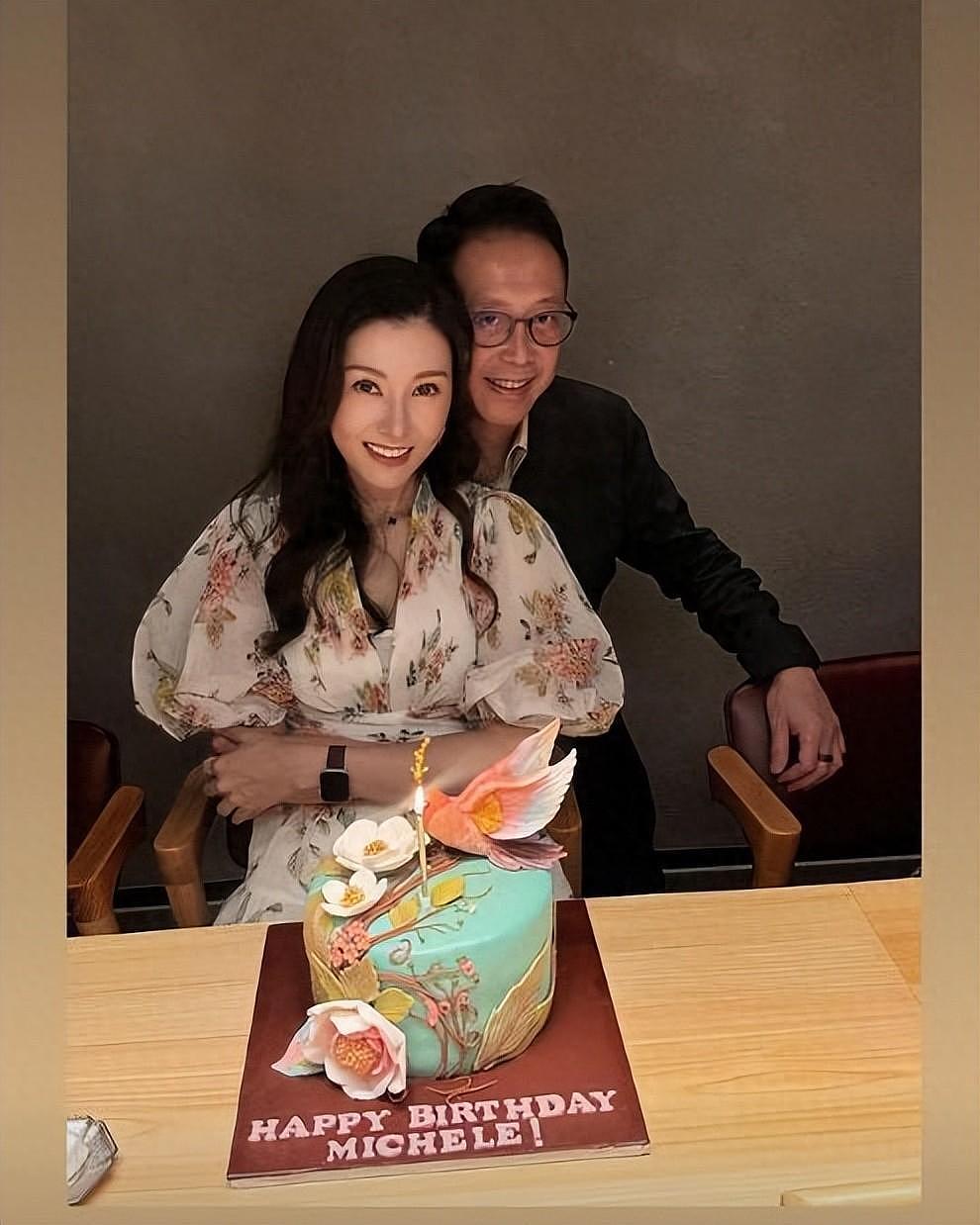 61岁许晋亨状态回春，陪李嘉欣庆祝生日，夫妻拥抱在蛋糕前合影 - 1