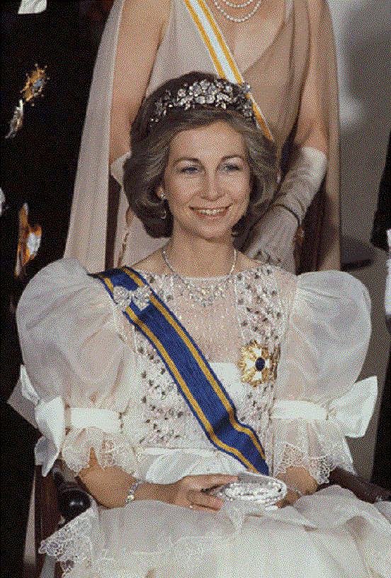 西班牙王室3顶王冠：莱蒂齐亚自信耀眼，却不及公主婆婆温婉高贵 - 21