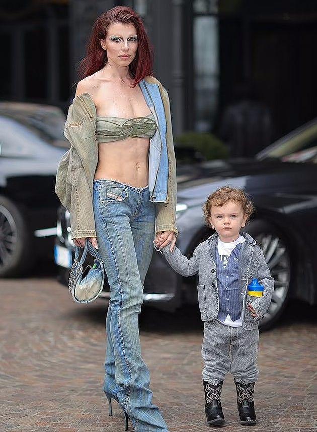 蕾哈娜抱着大儿子去米兰时装周！挺二胎还抱娃，黑人男友两手空空 - 9