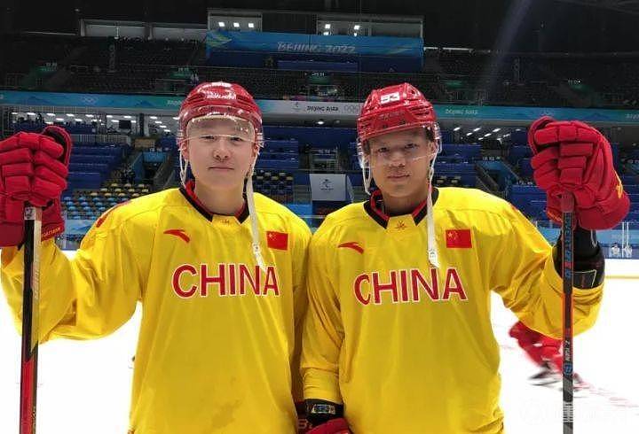 中国冰球队一堆归化球员，为什么没像男足一样引发大量争议？ - 15