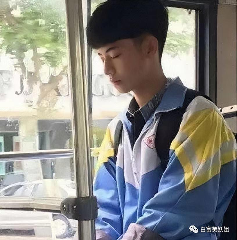 杨洋去当服务员？黄景瑜就在我身边？素人帅哥都这级别了！ - 29