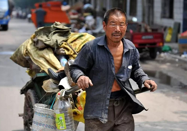 杭州一聋哑老人拾荒12年后被工程队收留，6年后多人前来认亲 - 5