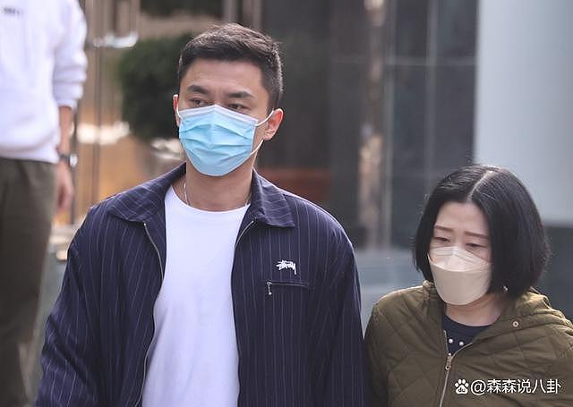 TVB 男星杨明正式出狱，并未嫌弃到场接人 - 4
