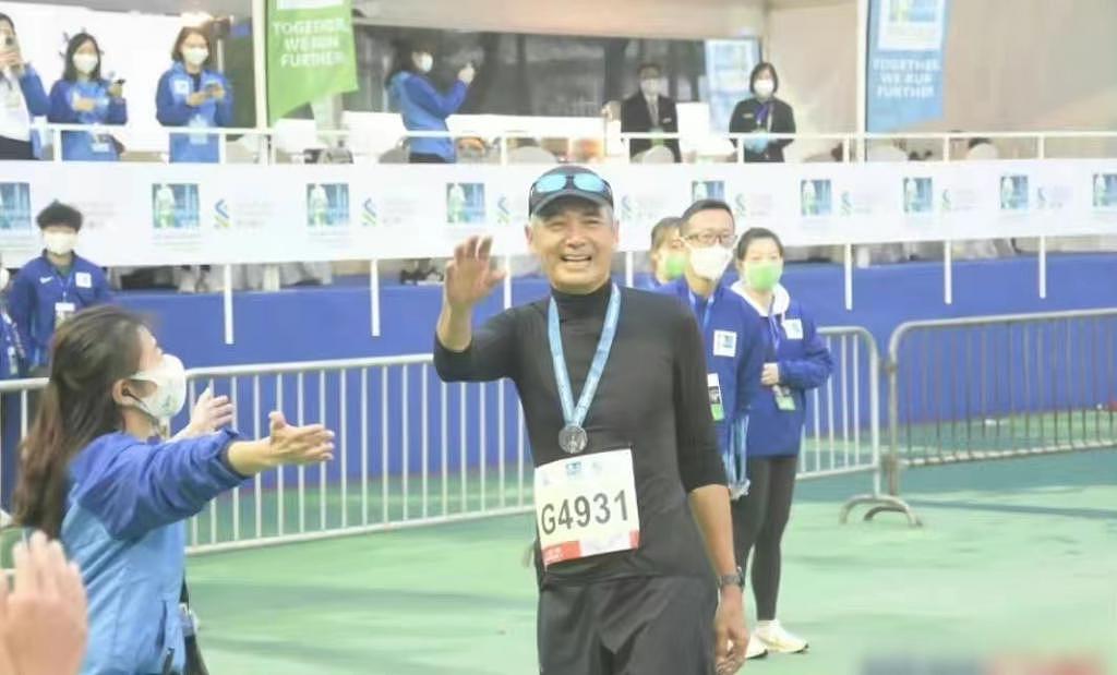 老当益壮！周润发参加马拉松，67 岁首次参赛跑进前百分之 20 - 1