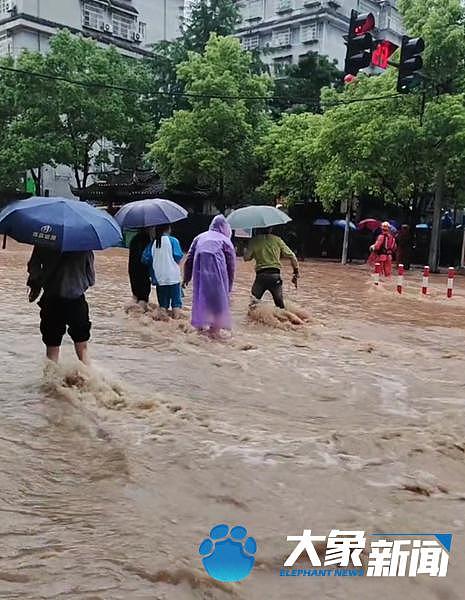 湘西突降暴雨，凤凰古城局部被淹 - 2