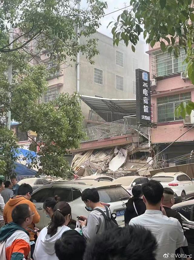 长沙一栋 6 层楼房倒塌，目击者：附近有人摆灵堂 - 2