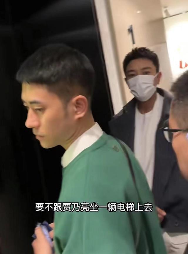 贾乃亮在上海引争议！住高档酒店乘电梯拒载其他房客，本人连摆手 - 2