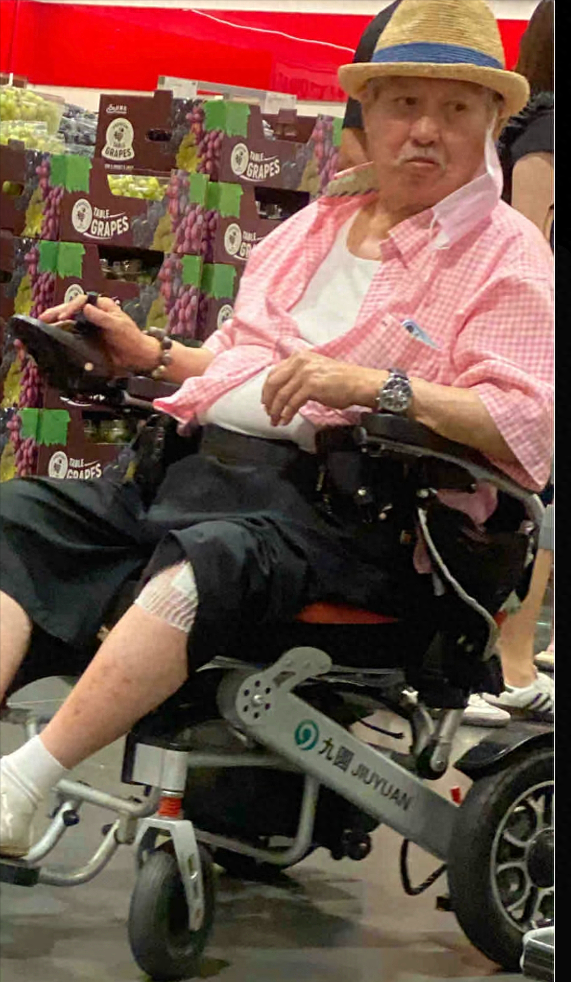 74岁洪金宝坐轮椅逛深圳超市！排队买披萨试吃解馋，减肥被打脸 - 1