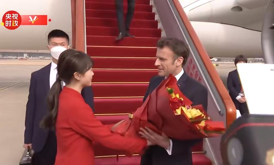法国总统马克龙抵达北京，巩俐夫妇同机随行 - 1