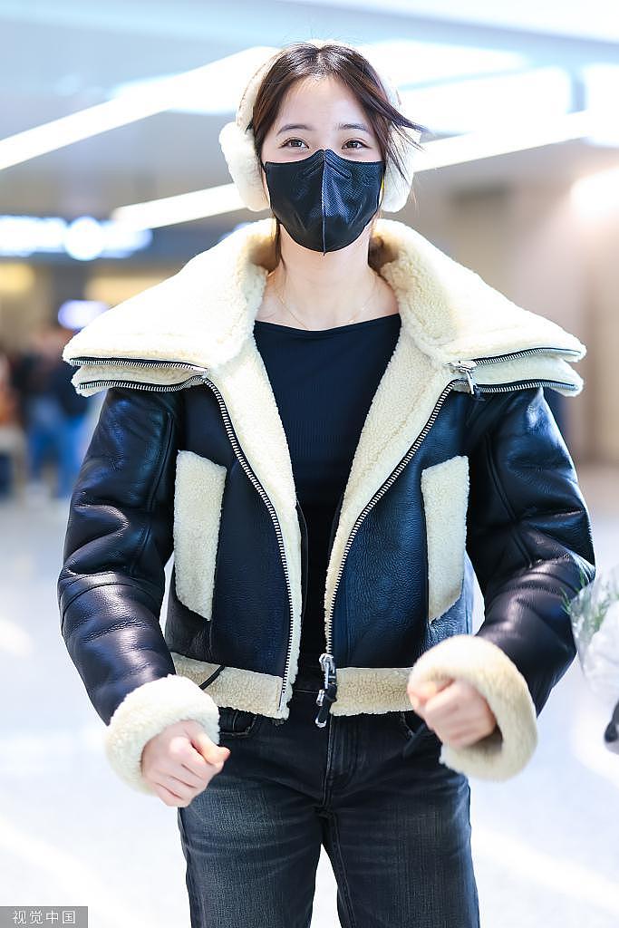 欧阳娜娜皮衣造型现身机场 戴保暖耳罩低调又可爱 - 2