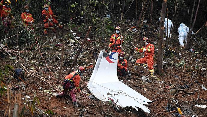 24047 件残骸碎片、120 人身份确认……东航空难搜救：核心区西侧发现飞机残片 - 1