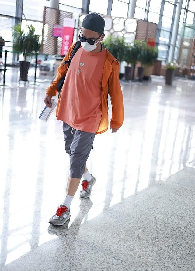 陈小春真是大湾区潮男，橘色T恤配灰色工装裤，鲜亮有型挺可爱的 - 2