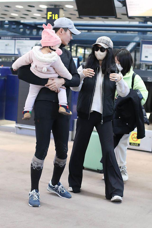 朱珠一家三口现身机场，王昀佳全程抱娃，和一岁女儿都未戴口罩 - 4