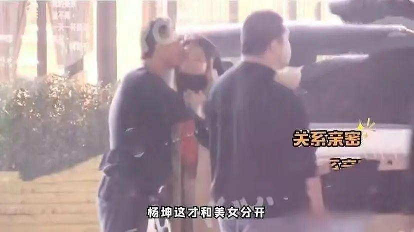 杨坤深夜、与丰腴女子紧拥热聊，还霸气牵手乘车离开 - 12