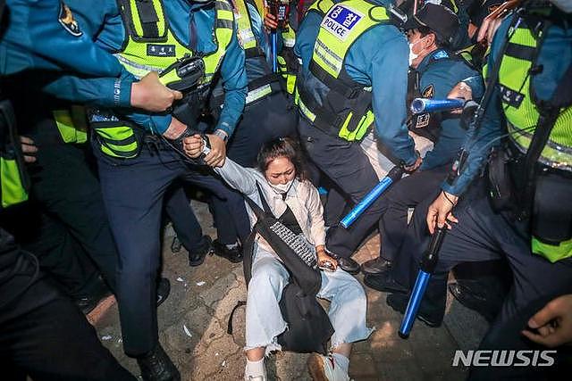 拜登下榻酒店外，韩国学生与警察爆发激烈冲突 - 3