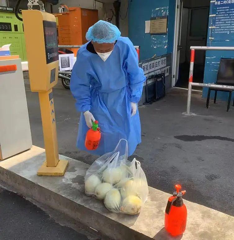 上海一志愿者扔掉居民团购食品，居委会：“团长”瞒报团购信息 - 6