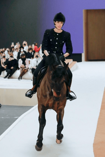 格蕾丝·凯利 的孙女在巴黎时装周上大放异彩骑着马 - 1