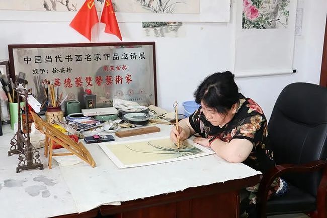 人民日报点赞！70岁阿姨取得中国美院书画双学位 - 3