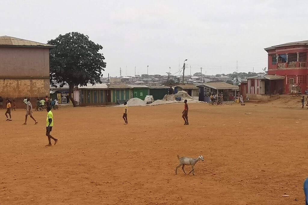 加纳：即便砂石遍地，脚穿人字拖的孩子们足球梦仍在继续 - 5