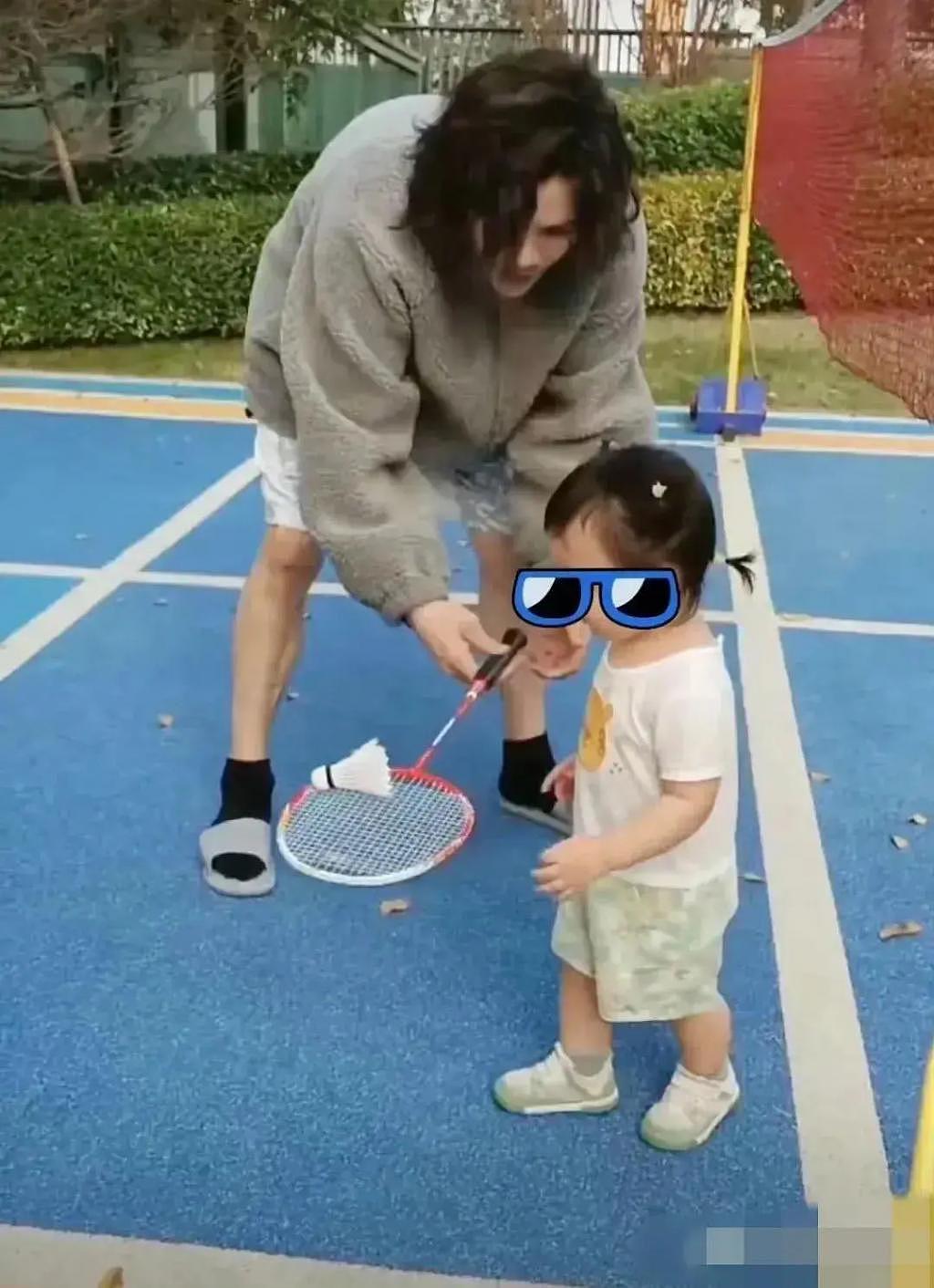 向佐郭碧婷带儿子打羽毛球 1 岁宝宝拿球拍好可爱 - 8
