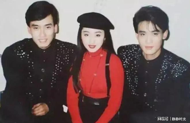 90 年代，杨钰莹和两个男歌星的合影，这两人是谁？ - 1