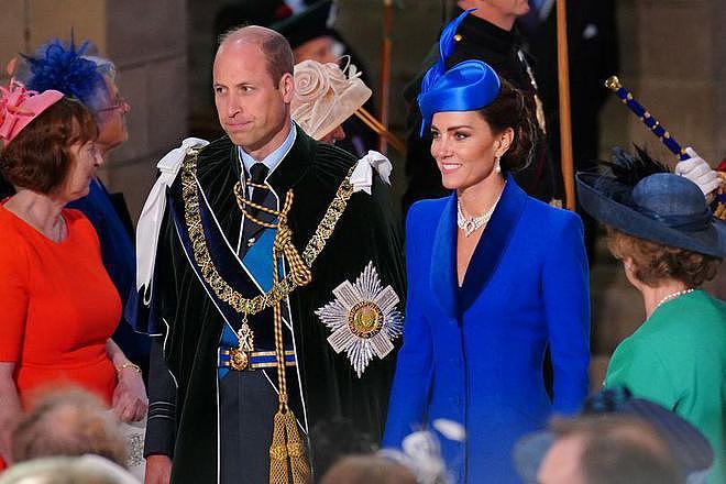 凯特王妃一身皇家蓝亮相英王苏格兰加冕礼，戴已故女王项链 - 5