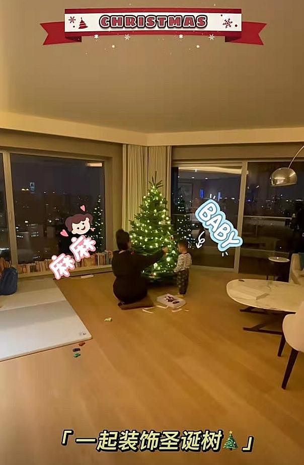 奚梦瑶与儿子装扮圣诞树 2 岁何广燊当小助手 - 4