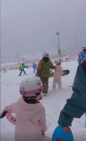 李小璐带女儿滑雪，甜馨一学就会，运动能力值拉满，确实培养得很优秀 - 1