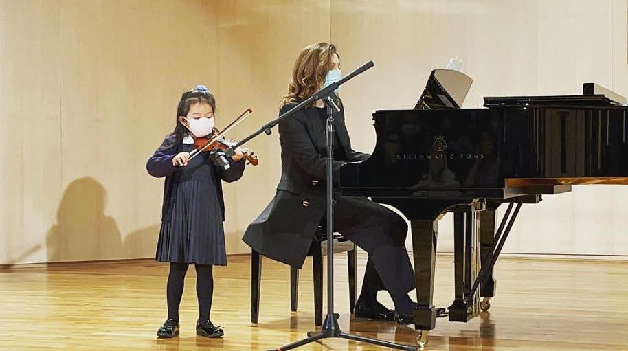 霍启刚女儿首次登台表演 长发披肩拉小提琴毫不怯场 - 2
