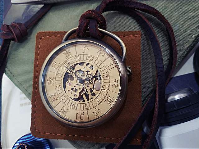 雍也十二时辰故宫日晷怀表，雕花的机芯记录的是把玩时光体验 - 17