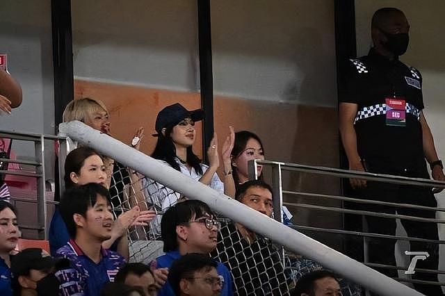 Lisa看泰国VS韩国世预赛 带棒球帽干净清爽 - 4