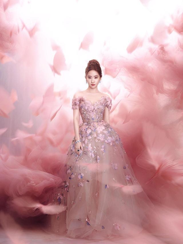刘亦菲穿粉色羽毛一字肩长裙 盘发造型气质温婉似公主 - 3