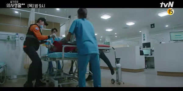▲▼雷／羅PD客串《醫生2》　醫生遭襲擊送急診⋯劇迷崩潰：沒看到李翊晙身影。（圖／翻攝自tvN）