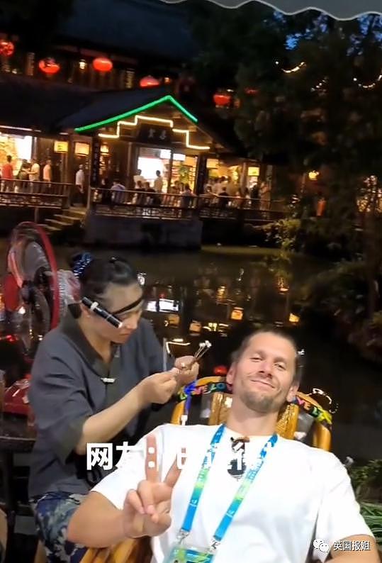 外国运动员在成都吃火锅学划拳看熊猫，网友：你们是来旅游的 - 37