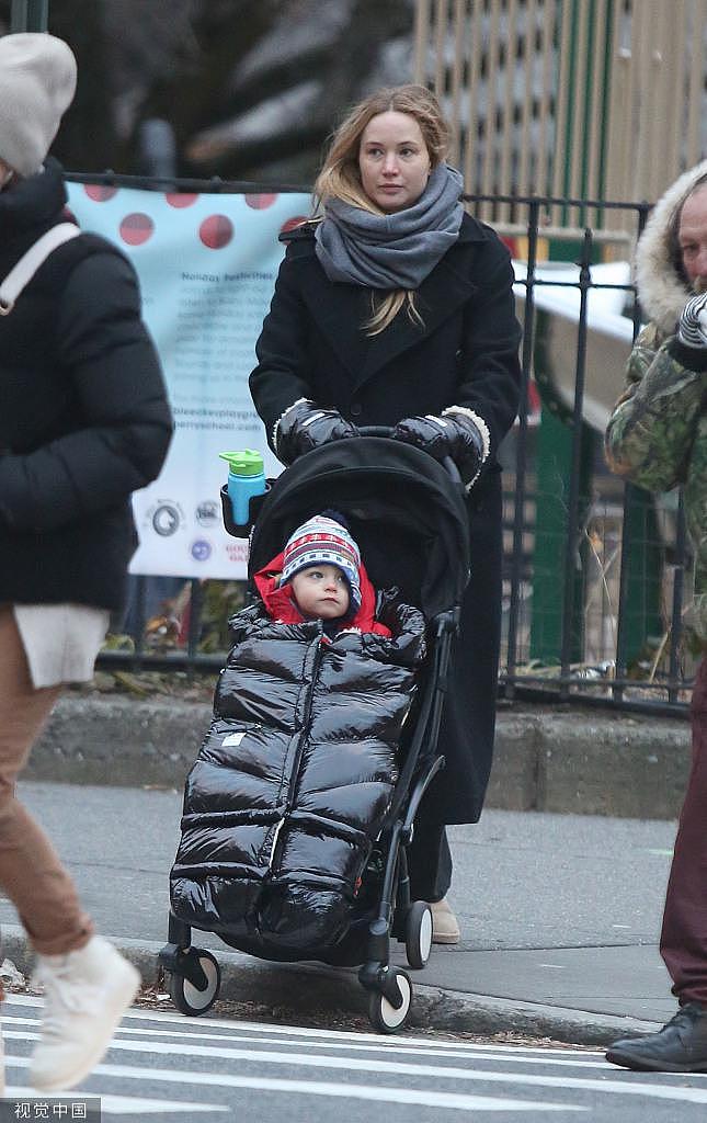 詹妮弗 · 劳伦斯推婴儿车现身纽约街头 穿黑色羽绒服简单低调 - 2