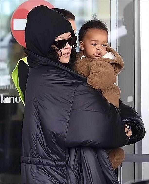 蕾哈娜抱着大儿子去米兰时装周！挺二胎还抱娃，黑人男友两手空空 - 2