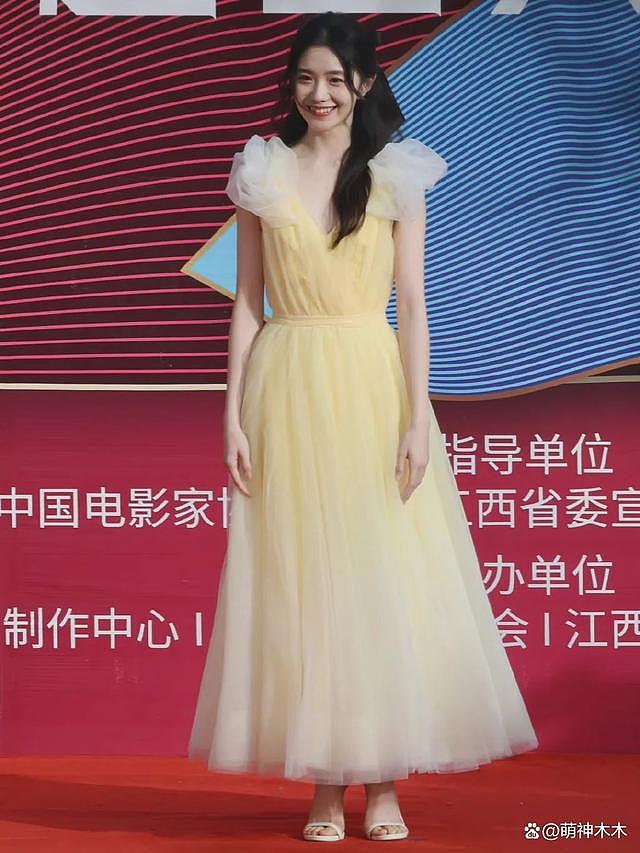 众星亮相庐山电影周：刘浩存穿黄色长裙超甜，吉娜戴华丽珠宝贵气 - 3