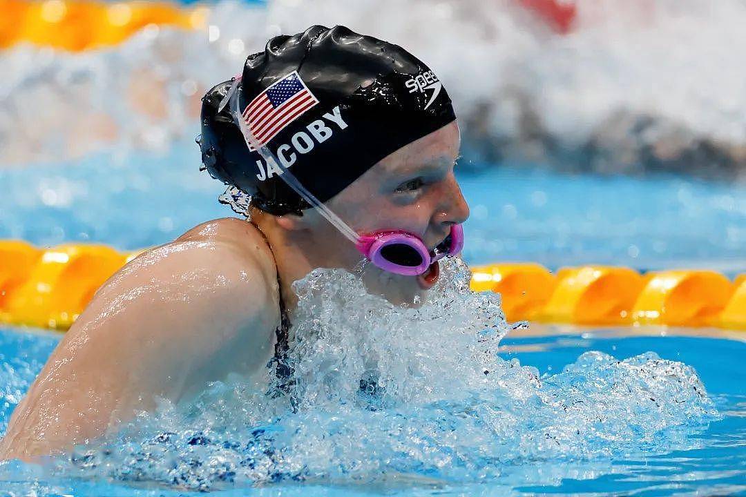 真·大跌眼镜！美国选手入水瞬间泳镜被冲掉，挂在嘴里完赛 - 5