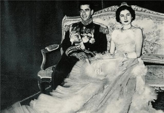 伊朗美艳王后：18岁受尽宠爱，30公斤婚纱镶满珠宝，8年不孕被弃 - 8