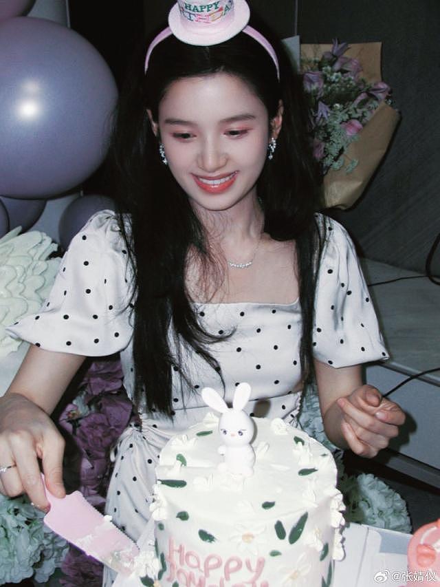 张婧仪分享 24 岁生日照 白色波点裙捧蛋糕许愿甜美可爱 - 2
