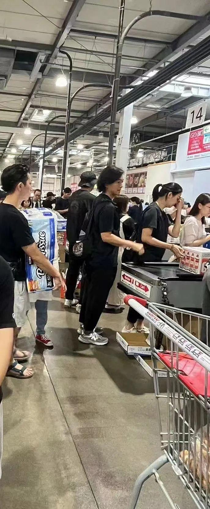 郑伊健定居日本逛超市，一脸憔悴买大量厕纸，蒙嘉慧被疑有孕 - 4